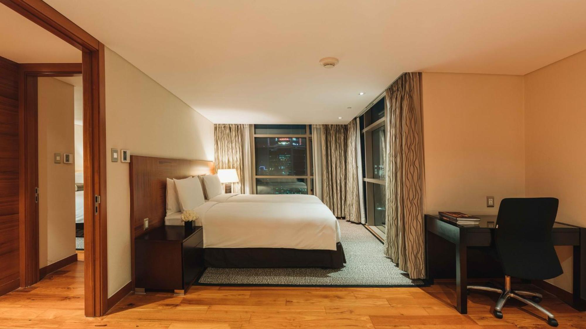 Khách sạn hẻo lánh Intercontinental Residences Sài Gòn 5*